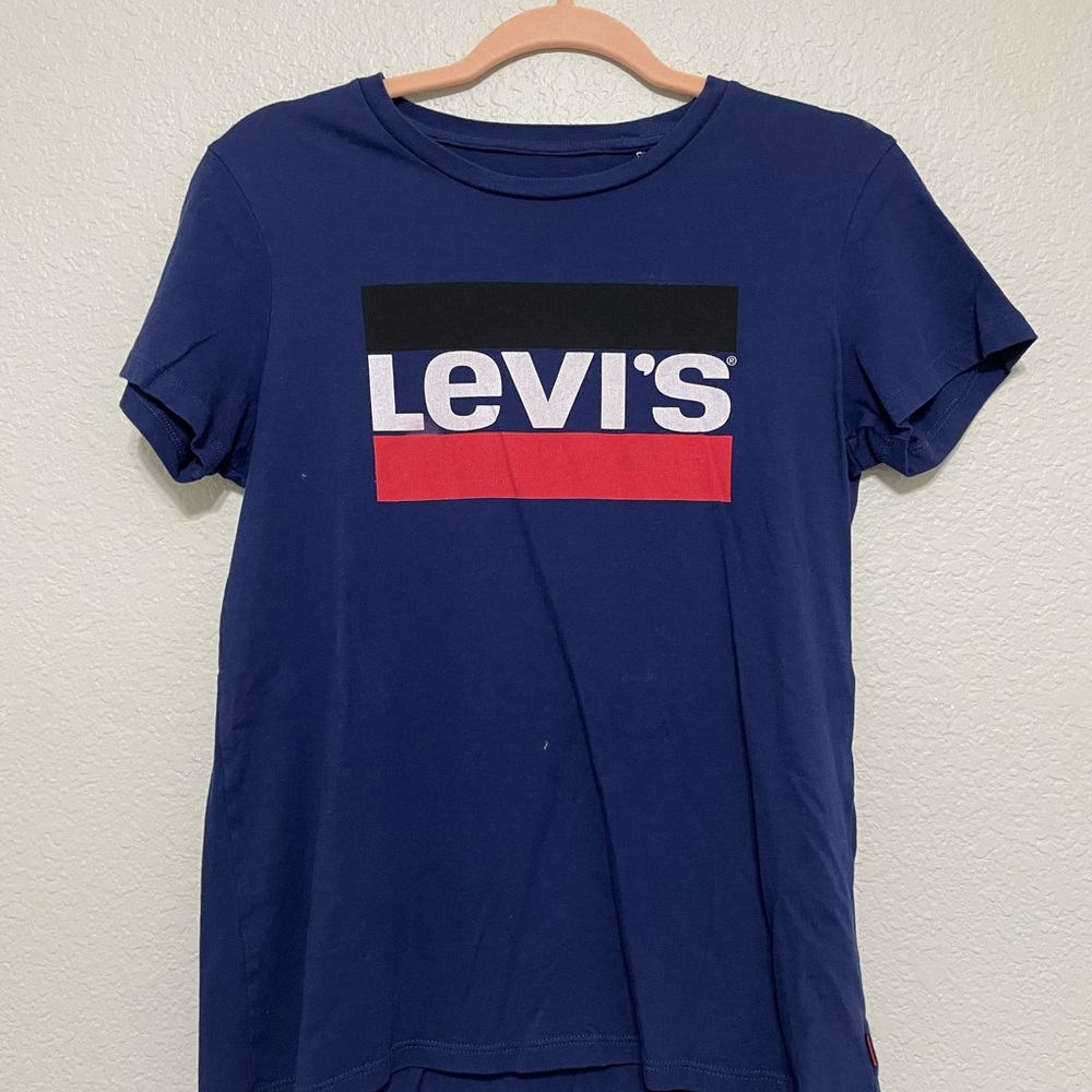 Levi’s tee